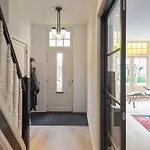 Harry With Private Parking *