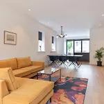 בית נופש Harry With Private Parking