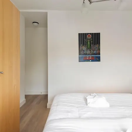 Harry With Private Parking *