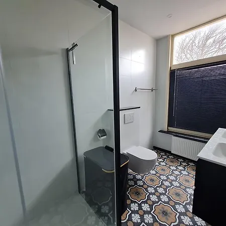 Harry With Private Parking *